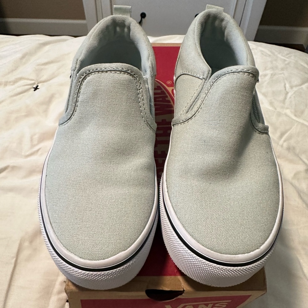 NIB Vans Asher Off the Wall Red Tag Pale Aqua Sk8ter Shoes - Girl’s Missy Size 1